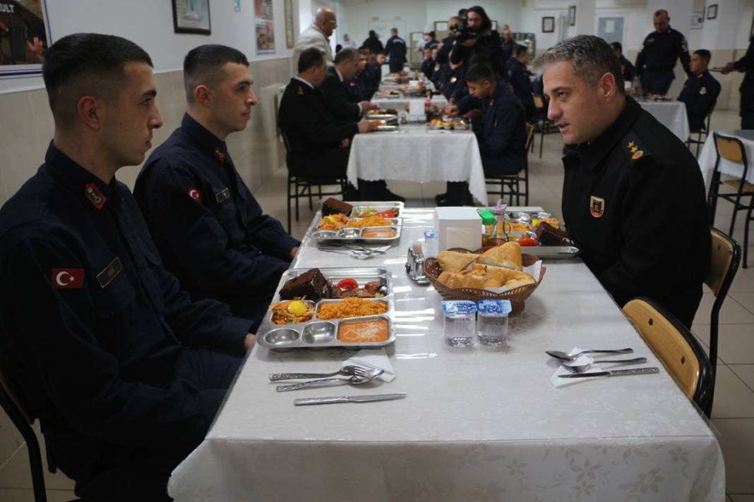 Kışladaki dört ikiz kardeş askeri, komutanları ayırt etmekte zorlanıyor 6